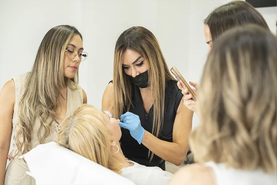 Práctica de infiltración de ácido hialurónico supervisada por un docente